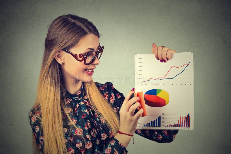 L'imprenditore della donna che elimina il buon mercato finanziario di Wall Street risulta fotografia stock libera da diritti L'imprenditore della donna che elimina il buon mercato finanziario di Wall Street risulta fotografia stock libera da diritti