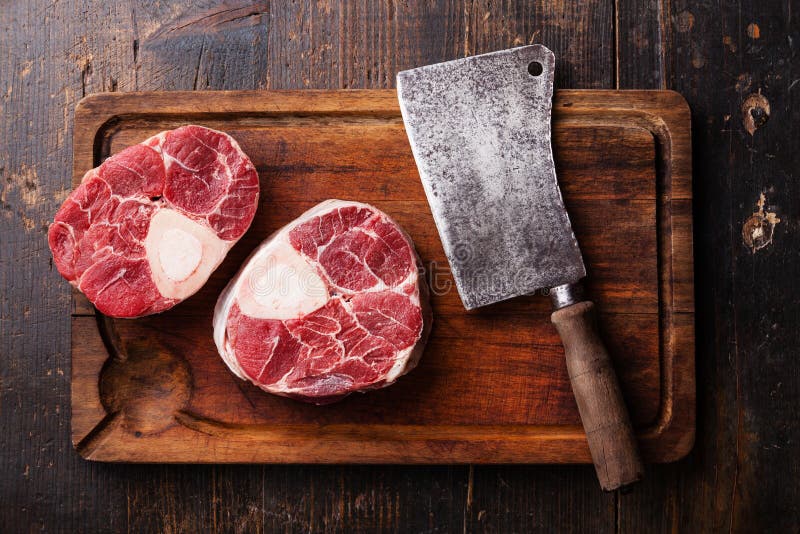 L'incrocio fresco crudo ha tagliato lo stinco del vitello per la fabbricazione dell'ossobuco fotografia stock L'incrocio fresco crudo ha tagliato lo stinco del vitello per la fabbricazione dell'ossobuco fotografia stock