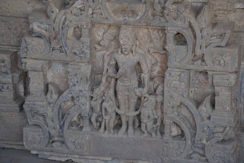 L'India - il Ragiastan - Jaipur - dausa - vicino al baori del chand - stepwell - 28 marzo 2018, sculture rotte delle reliquie arc immagine stock libera da diritti L'India - il Ragiastan - Jaipur - dausa - vicino al baori del chand - stepwell - 28 marzo 2018, sculture rotte delle reliquie arc immagine stock libera da diritti