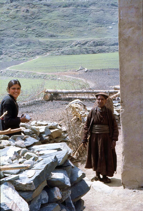 1977 L'India Un giovane e una donna anziana nel villaggio di Kishori fotografie stock libere da diritti 1977 L'India Un giovane e una donna anziana nel villaggio di Kishori fotografie stock libere da diritti