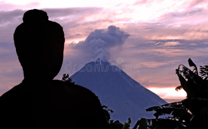 L'Indonesia, Java, Borobudur: Vulcano di Merapi