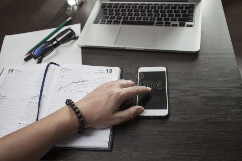 L'indépendant au travail avec le téléphone image libre de droits