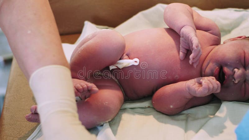L Infirmiere Sur La Coupe De Gants Attachent Le Cordon Ombilical Au Bebe Pleurant Nouveau Ne Dans L Hopital De Maternite Apres N Banque De Videos Video Du Femmes Docteur L Infirmiere Sur La Coupe De Gants Attachent Le Cordon Ombilical Au Bebe Pleurant Nouveau Ne Dans L Hopital De Maternite Apres N Banque De Videos Video Du Femmes Docteur