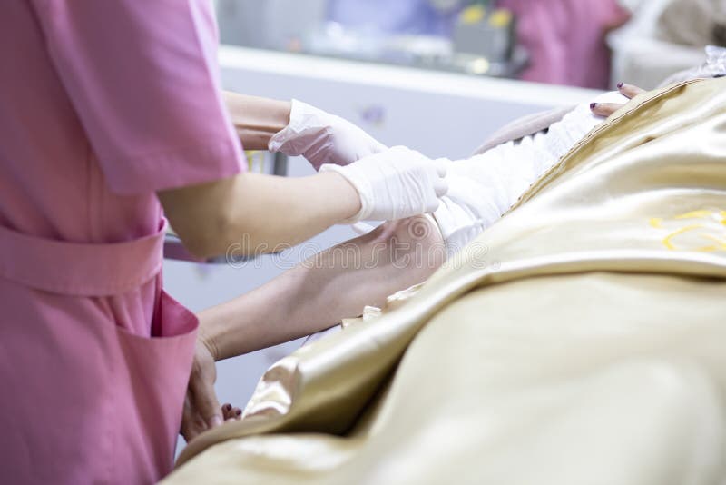 L'infirmi?re tient des mains tiennent le sang du patient, examen t?moin de la Science de collection de sang pour des soins de san photographie stock libre de droits L'infirmi?re tient des mains tiennent le sang du patient, examen t?moin de la Science de collection de sang pour des soins de san photographie stock libre de droits