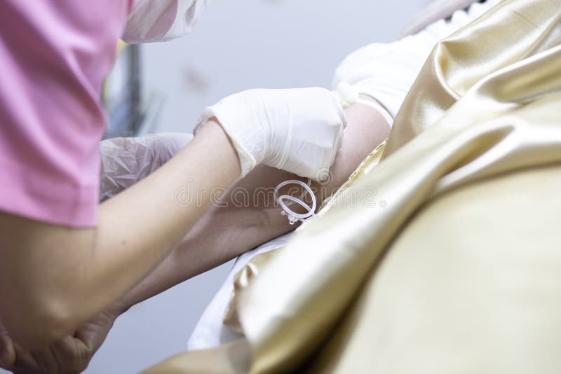 L'infirmi?re tient des mains tiennent le sang du patient, examen t?moin de la Science de collection de sang pour des soins de san photographie stock libre de droits L'infirmi?re tient des mains tiennent le sang du patient, examen t?moin de la Science de collection de sang pour des soins de san photographie stock libre de droits
