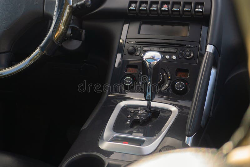 L'ingranaggio automatico ha parcheggiato l'automobile moderna interna dell'automobile del veicolo fotografia stock L'ingranaggio automatico ha parcheggiato l'automobile moderna interna dell'automobile del veicolo fotografia stock