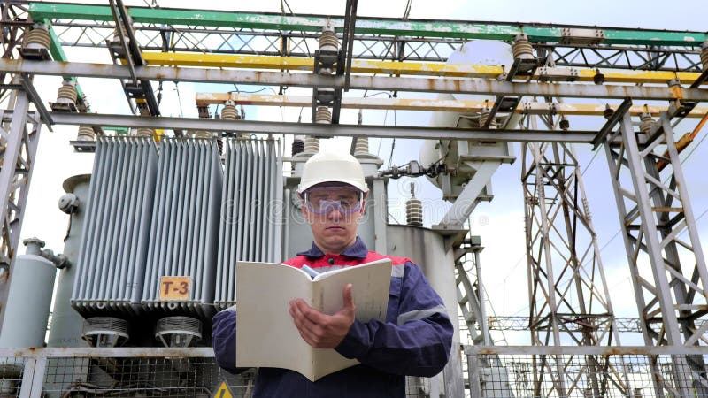 L'ingénieur d'énergie inspecte le matériel de la sous-station. Ingénieurie des centrales électriques. Industrie