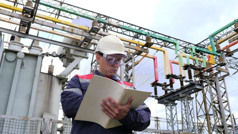 L'ingénieur d'énergie inspecte le matériel de la sous-station. Ingénieurie des centrales électriques. Industrie