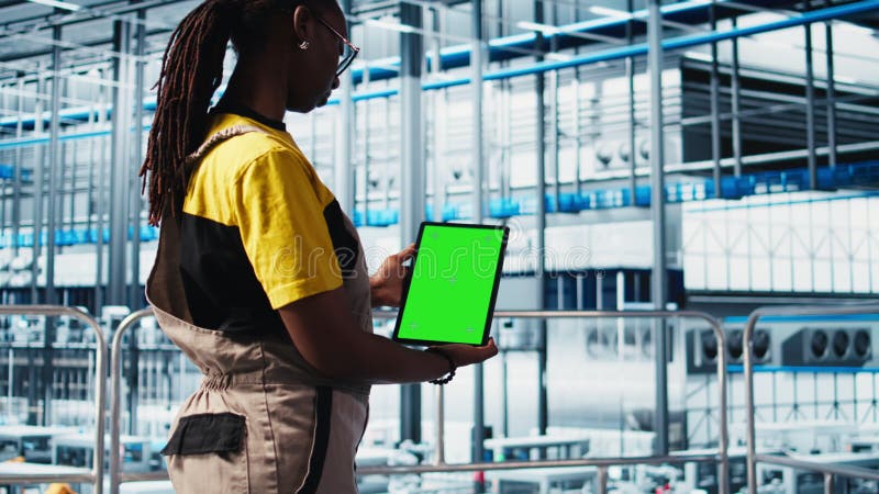 L'ingénieur en usine intelligent implémente des workflows automatisés à l'aide d'une tablette à écran vert banque de vidéos