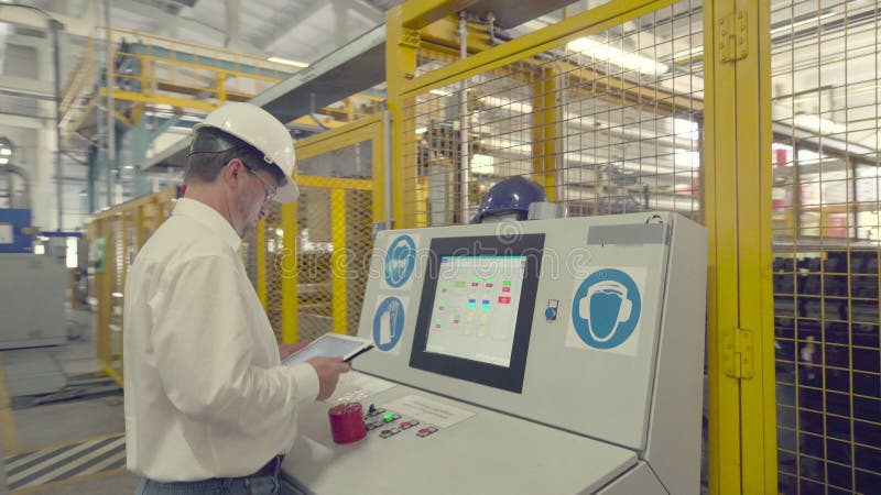 L'ingénieur vérifie des arrangements de machine de commande numérique par ordinateur banque de vidéos