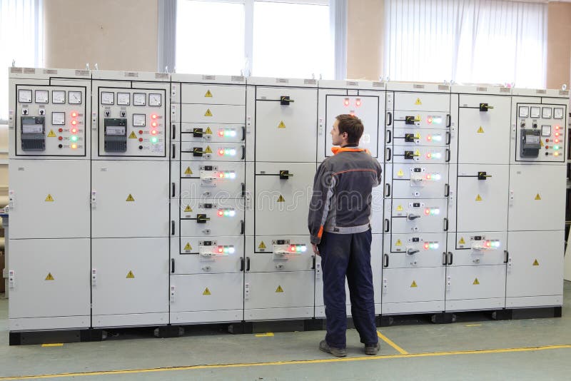 L'ingénieur électrique font les services, l'essai et l'entretien bas v photos libres de droits L'ingénieur électrique font les services, l'essai et l'entretien bas v photos libres de droits