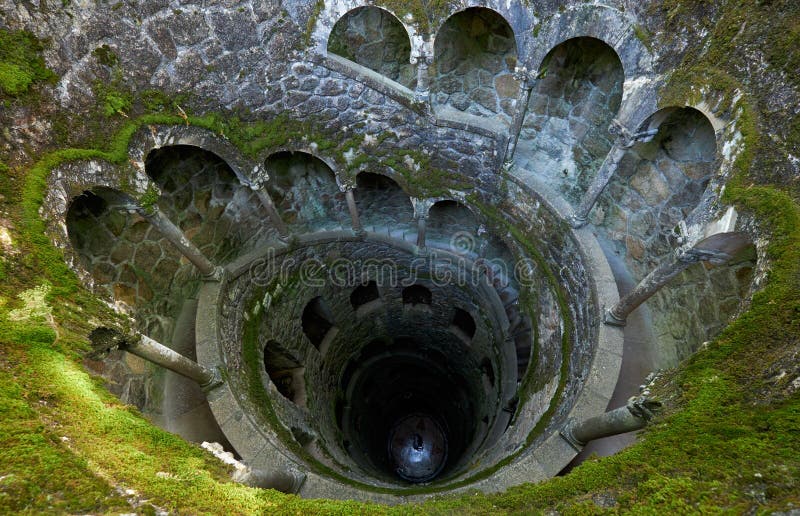 L'initiation Wells (tour inversée) en domaine de Quinta da Regaleira Sintra portugal photo stock L'initiation Wells (tour inversée) en domaine de Quinta da Regaleira Sintra portugal photo stock