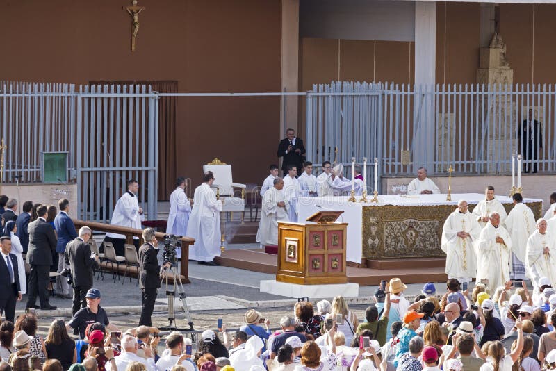 L'inizio di papa Francesco Bergoglio celebra la massa di Domini del corpus a Sant Monica Square a Roma fotografie stock libere da diritti L'inizio di papa Francesco Bergoglio celebra la massa di Domini del corpus a Sant Monica Square a Roma fotografie stock libere da diritti