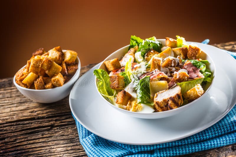 L&amp;#39;insalata Deliziosa Caesar Con I Crostini Arrostiti Del Petto Di Pollo ...