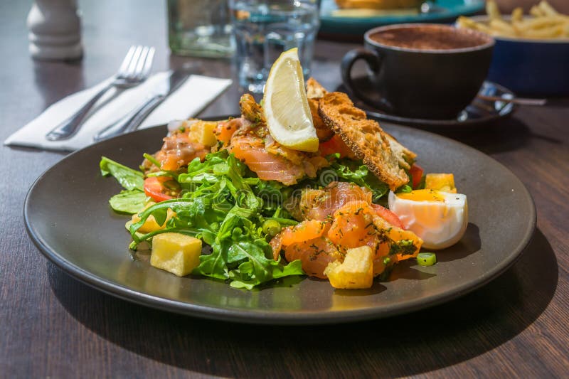 L'insalata fresca con il salmone affumicato, uova Benedict fotografia stock libera da diritti L'insalata fresca con il salmone affumicato, uova Benedict fotografia stock libera da diritti