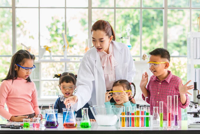 L'insegnante insegna agli studenti circa i prodotti chimici in laboratorio fotografia stock libera da diritti L'insegnante insegna agli studenti circa i prodotti chimici in laboratorio fotografia stock libera da diritti