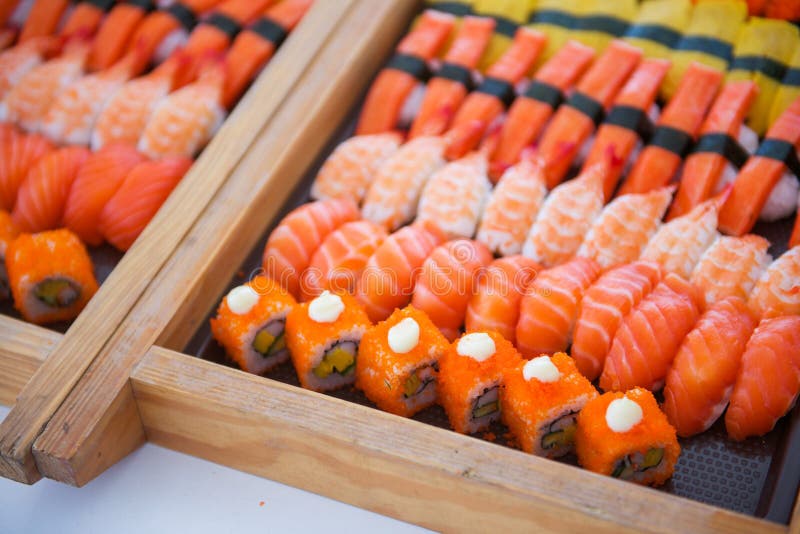 L'insieme dei sushi sul vassoio pronto per mangia fotografia stock L'insieme dei sushi sul vassoio pronto per mangia fotografia stock