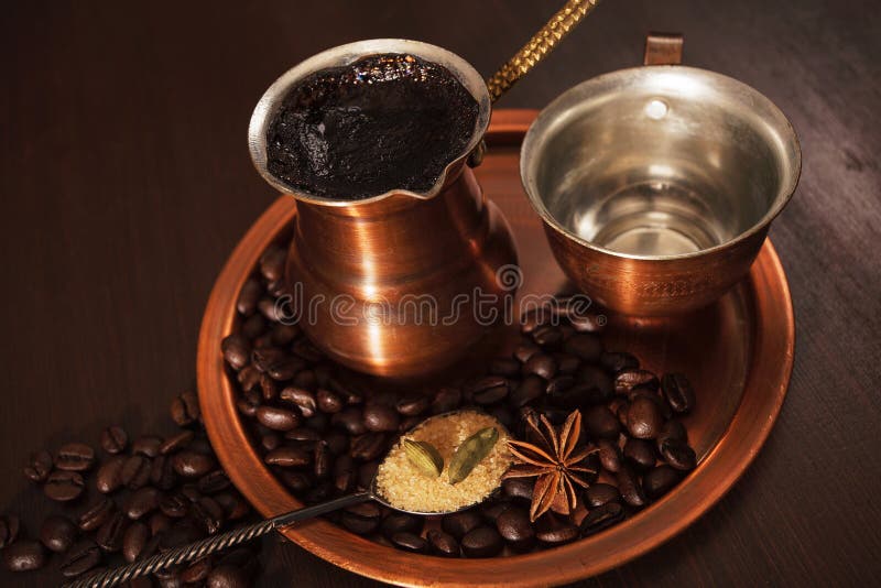 L'insieme del rame per produrre il caffè turco con il caffè delle spezie è pronto ad essere servito immagine stock libera da diritti L'insieme del rame per produrre il caffè turco con il caffè delle spezie è pronto ad essere servito immagine stock libera da diritti