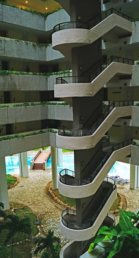 L'interno di un moderno edificio dell'Avana fotografia stock libera da diritti