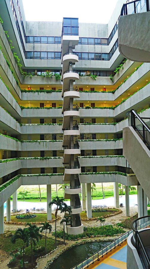 L'interno di un moderno edificio dell'Avana immagine stock libera da diritti
