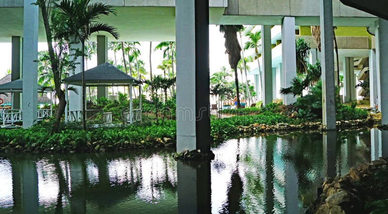 L'interno di un moderno edificio dell'Avana fotografia stock libera da diritti