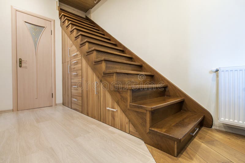 L'interno moderno dell'architettura con il corridoio di lusso con lucido corteggia fotografie stock libere da diritti L'interno moderno dell'architettura con il corridoio di lusso con lucido corteggia fotografie stock libere da diritti