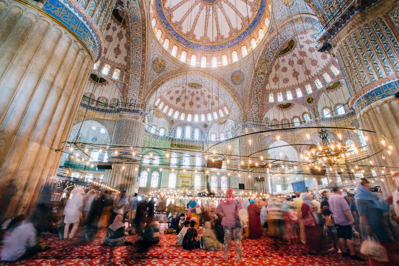 L'interno o il Sultanahmet blu della moschea all'interno nella città di Costantinopoli in Turchia fotografia stock L'interno o il Sultanahmet blu della moschea all'interno nella città di Costantinopoli in Turchia fotografia stock
