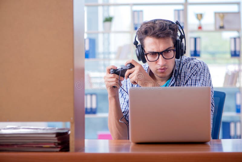 L'intoxiqué de gamer jouant des jeux d'ordinateur à la maison photographie stock L'intoxiqué de gamer jouant des jeux d'ordinateur à la maison photographie stock