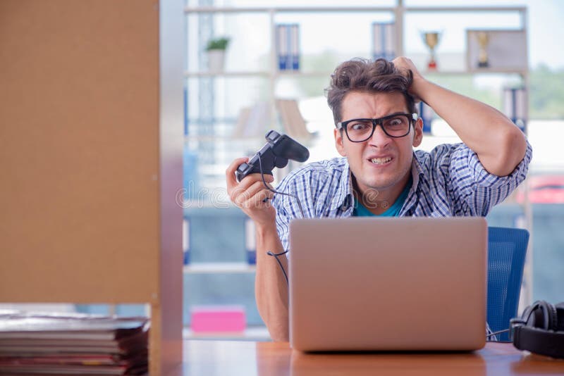 L'intoxiqué de gamer jouant des jeux d'ordinateur à la maison photos stock L'intoxiqué de gamer jouant des jeux d'ordinateur à la maison photos stock