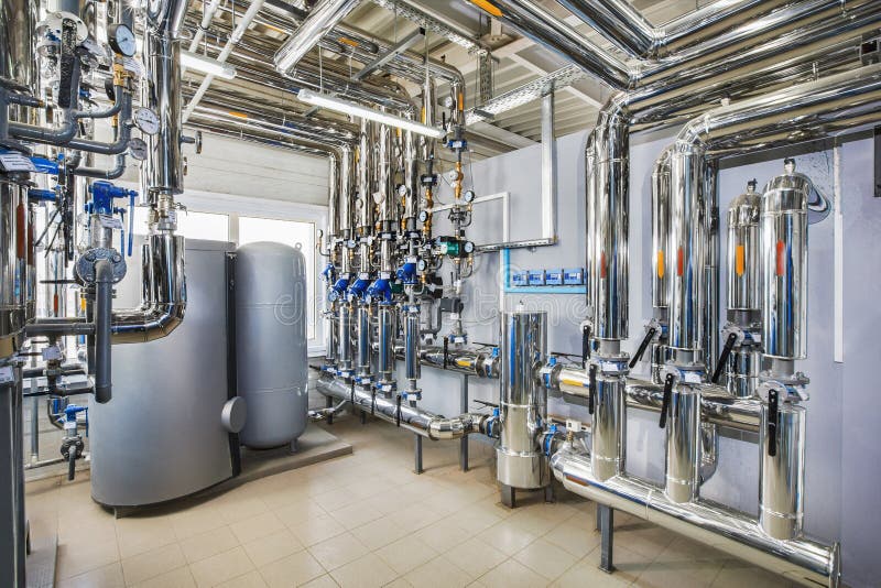 L'intérieur d'une chaufferie industrielle avec une multitude de p photographie stock libre de droits L'intérieur d'une chaufferie industrielle avec une multitude de p photographie stock libre de droits