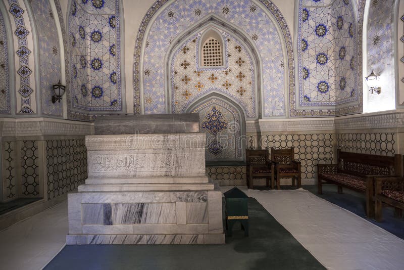 A l'intérieur du mausolée de Sheikh Shamseddin Kulyal est une tombe qui fait partie du complexe commémoratif de Dorut Tilavat Sha