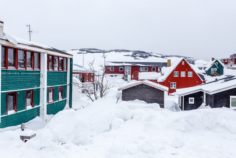 L'Inuit Greenlandic loge parmi couvert dans la neige une banlieue d'arct image libre de droits L'Inuit Greenlandic loge parmi couvert dans la neige une banlieue d'arct image libre de droits