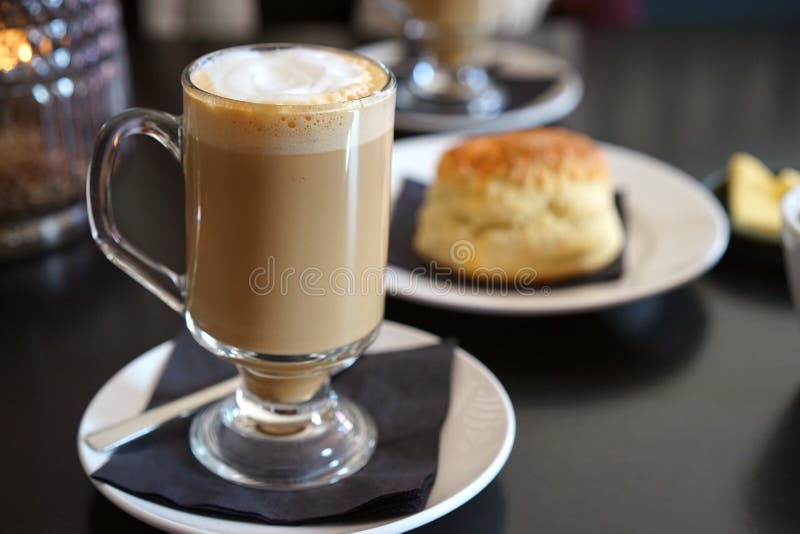 L'irish coffee e la focaccina al latte rallegra la mia giornata fotografia stock L'irish coffee e la focaccina al latte rallegra la mia giornata fotografia stock