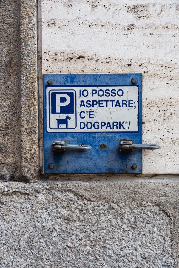 L'iscrizione sul piatto sulla parete - posso aspettare, là sono parcheggio del cane - a Milano, Italia fotografie stock L'iscrizione sul piatto sulla parete - posso aspettare, là sono parcheggio del cane - a Milano, Italia fotografie stock