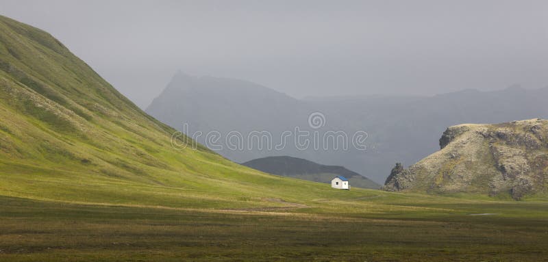 L'Islanda. Area del sud. Fjallabak. Paesaggio vulcanico con l'azienda agricola. fotografia stock L'Islanda. Area del sud. Fjallabak. Paesaggio vulcanico con l'azienda agricola. fotografia stock