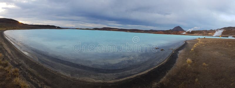 L'Islanda - lago minerale nella regione geotermica fotografia stock libera da diritti L'Islanda - lago minerale nella regione geotermica fotografia stock libera da diritti