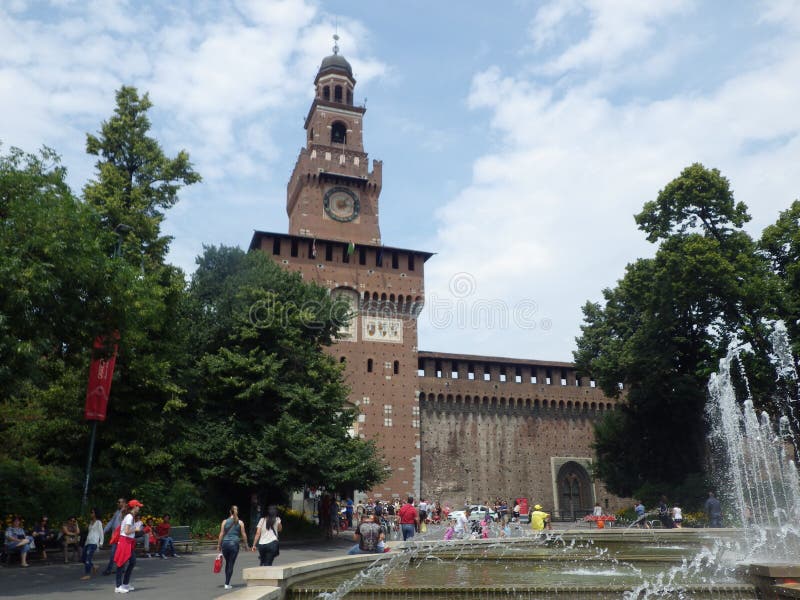 L'Italia Di Milano di Castello Sforzesco Torre immagine stock libera da diritti L'Italia Di Milano di Castello Sforzesco Torre immagine stock libera da diritti