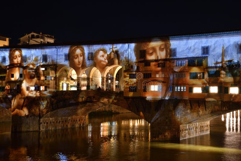 L'Italia, Firenze, dicembre 2018: Il Ponte famoso Vecchio di Firenze si è illuminato nell'occasione del volo - festival delle luc immagine stock libera da diritti L'Italia, Firenze, dicembre 2018: Il Ponte famoso Vecchio di Firenze si è illuminato nell'occasione del volo - festival delle luc immagine stock libera da diritti