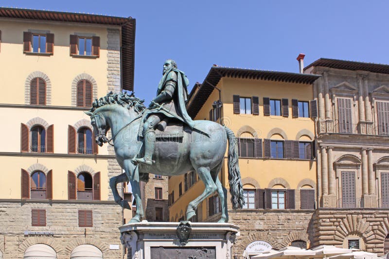 L'Italia Firenze Statua equestre di Cosimo I de 'Medici, granduca della Toscana immagini stock L'Italia Firenze Statua equestre di Cosimo I de 'Medici, granduca della Toscana immagini stock