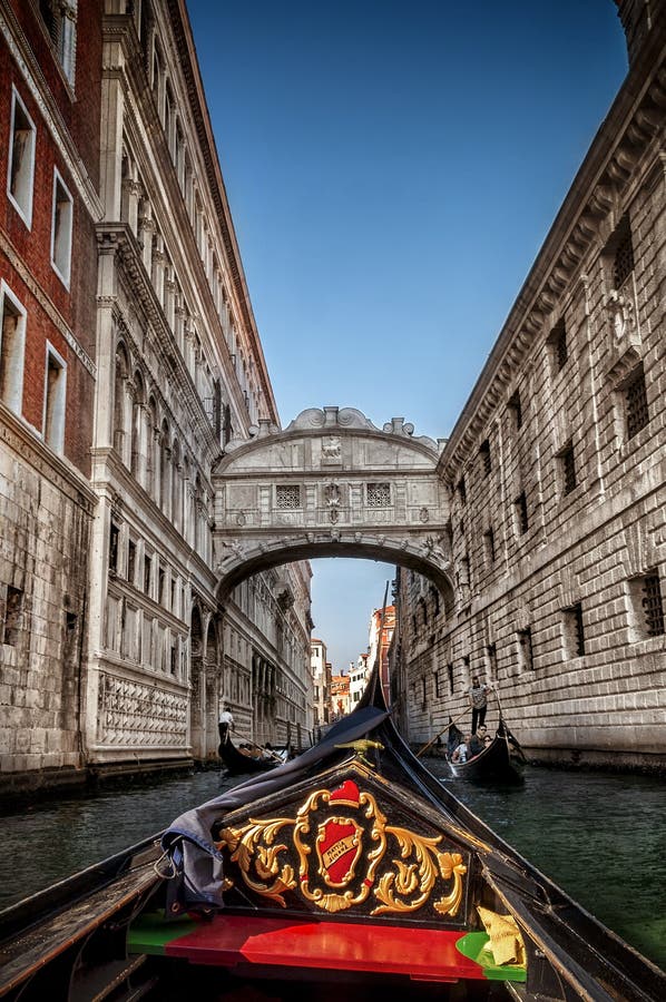 L'Italia settembre 2017 - vista del ponte del sospiri di Venezia in gondola fotografia stock L'Italia settembre 2017 - vista del ponte del sospiri di Venezia in gondola fotografia stock