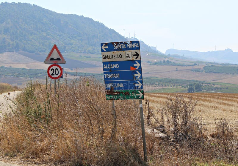 L'Italia, Sicilia: Segnali della strada immagine stock libera da diritti L'Italia, Sicilia: Segnali della strada immagine stock libera da diritti