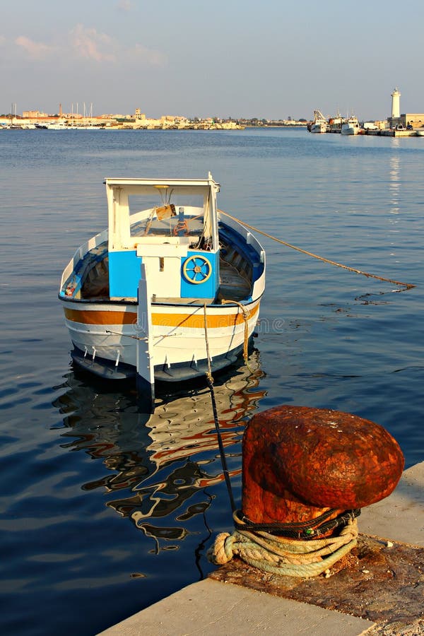 L'Italia, Sicilia: Vecchia barca in Marsala immagini stock libere da diritti L'Italia, Sicilia: Vecchia barca in Marsala immagini stock libere da diritti