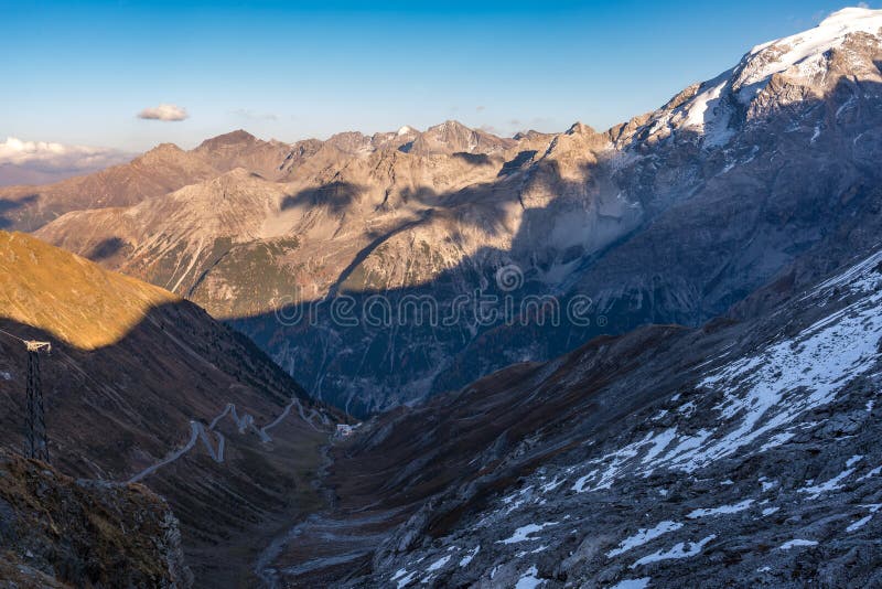 L'Italia, sosta nazionale di Stelvio Strada famosa a Stelvio Pass nelle alpi di Ortler fotografia stock libera da diritti L'Italia, sosta nazionale di Stelvio Strada famosa a Stelvio Pass nelle alpi di Ortler fotografia stock libera da diritti