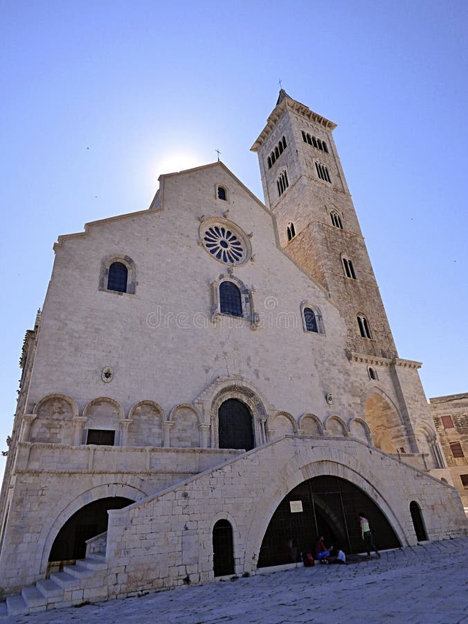 L'Italie, le Pouilles, le Trani, le port et la cathédrale romane image libre de droits L'Italie, le Pouilles, le Trani, le port et la cathédrale romane image libre de droits