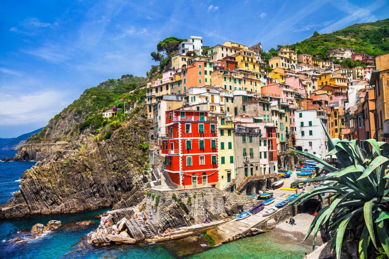 L'Italie - Riomaggiore coloré dans le terre de Cinque photo libre de droits L'Italie - Riomaggiore coloré dans le terre de Cinque photo libre de droits