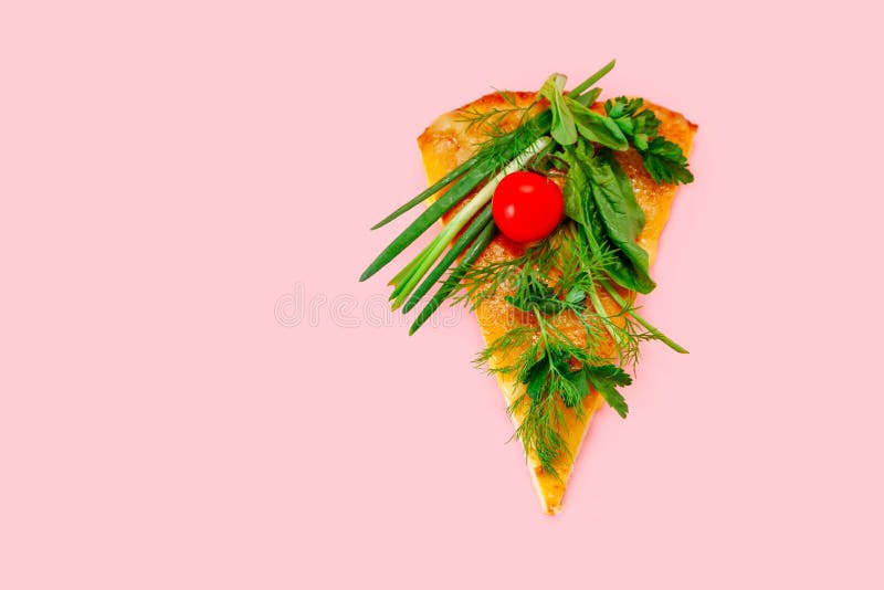 L? k f? r tomater f? r gr? splaner f? r veg f? nsaker f? r rosa bakgrund f? r styckpizzaskiva gul gr? n fotografering för bildbyråer?