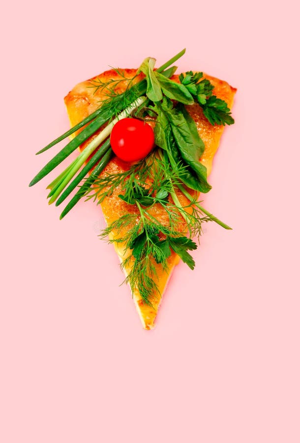 L? k f? r tomater f? r gr? splaner f? r veg f? nsaker f? r rosa bakgrund f? r styckpizzaskiva gul gr? n arkivfoton?