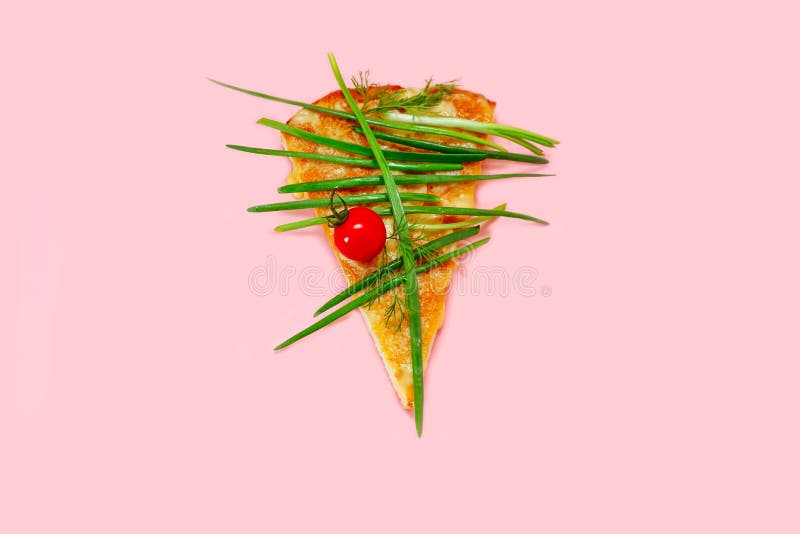 L? k f? r tomater f? r gr? splaner f? r veg f? nsaker f? r rosa bakgrund f? r styckpizzaskiva gul gr? n arkivbild?