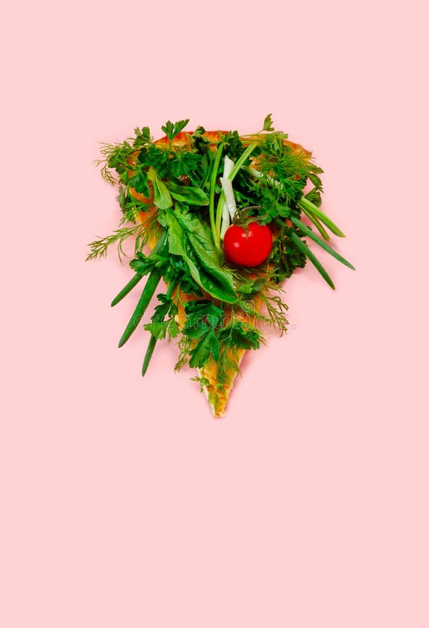 L? k f? r tomater f? r gr? splaner f? r veg f? nsaker f? r rosa bakgrund f? r styckpizzaskiva gul gr? n royaltyfri fotografi?