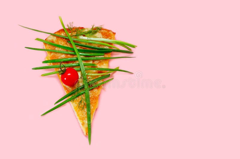 L? k f? r tomater f? r gr? splaner f? r veg f? nsaker f? r rosa bakgrund f? r styckpizzaskiva gul gr? n royaltyfri bild?